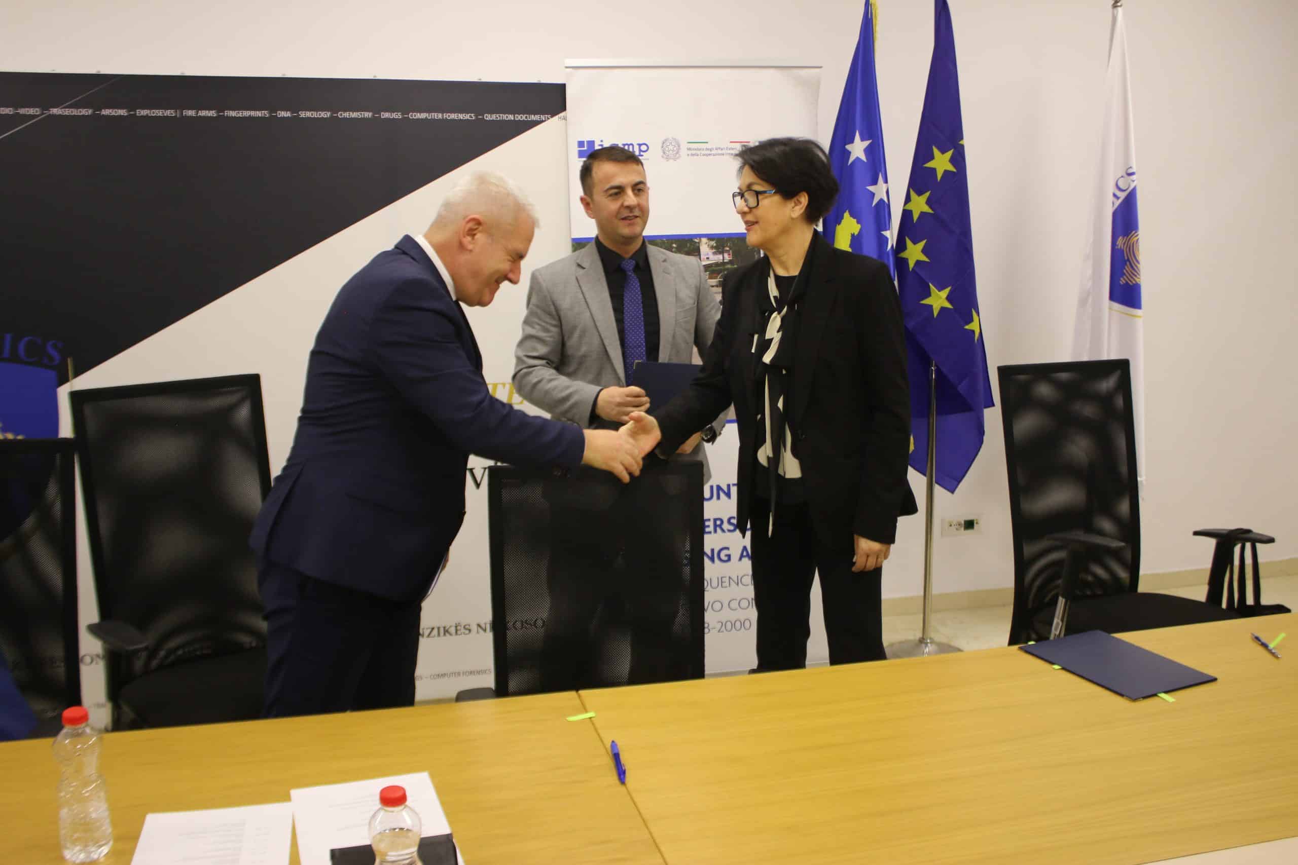 AGJENCIA E KOSOVËS PËR FORENZIKË PËRKRAHET NGA ICMP MË PAJISJE FORENZIKE PËR ADN DHE SEROLOGJI.